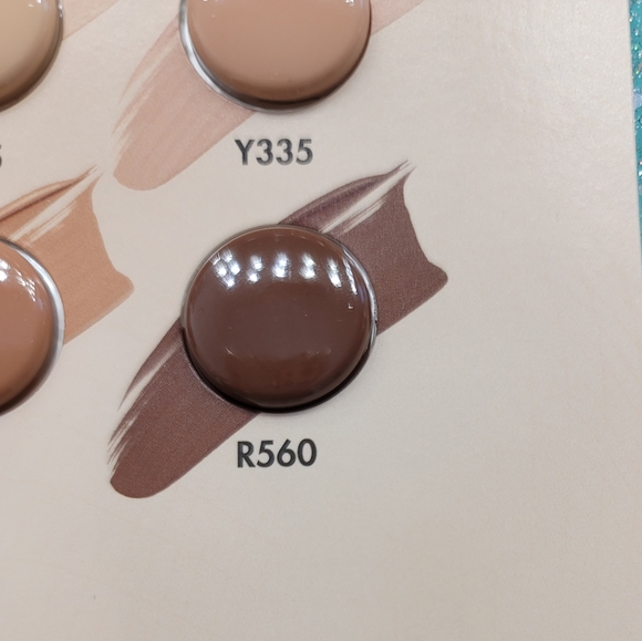 Dark Face Makeup Sample Set - Picture 6 of 16